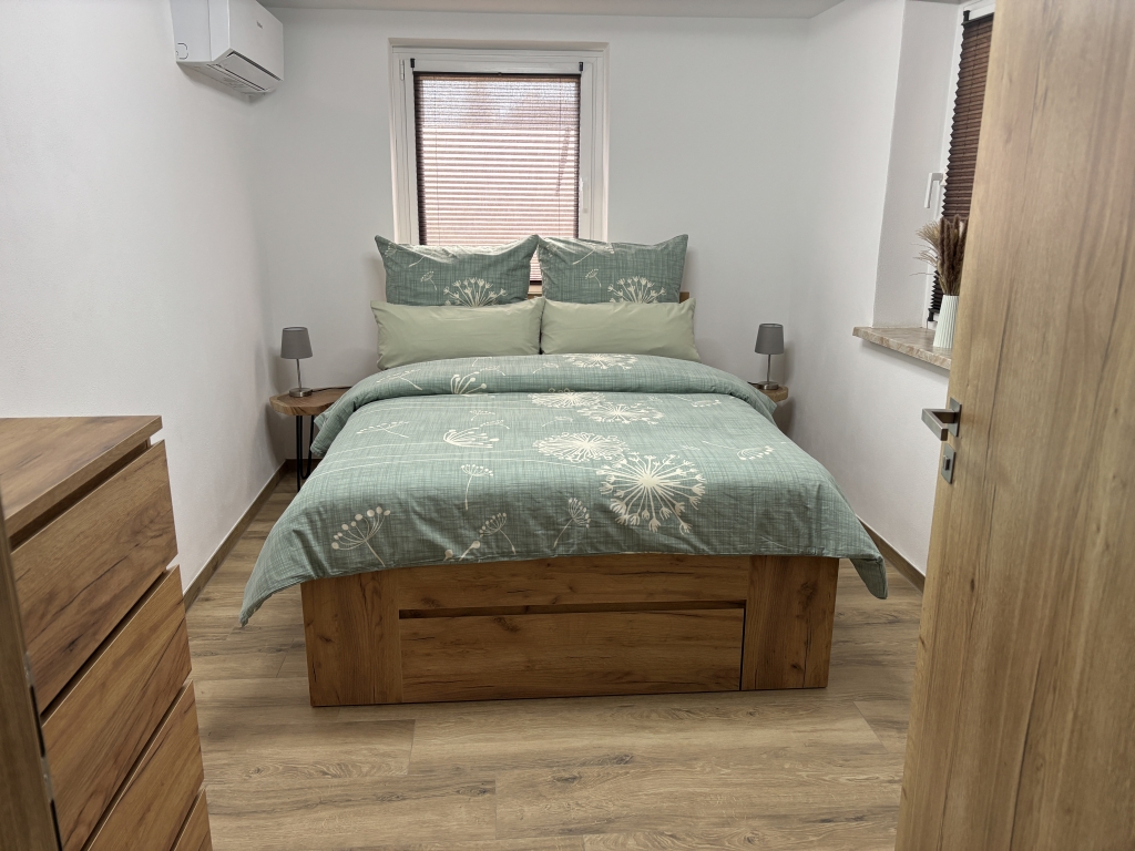 Schlafzimmer 1
